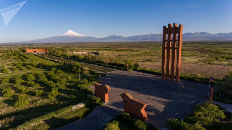 Սարդարապատի հուշահամալիրում տեղի է ունեցել «Հայկական դուդուկի կանչը» խորագրով փառատոն, հանդես են եկել դուդուկահար-վարպետներ Գևորգ Դաբաղյանն ու Կամո Սեյրանյանը
