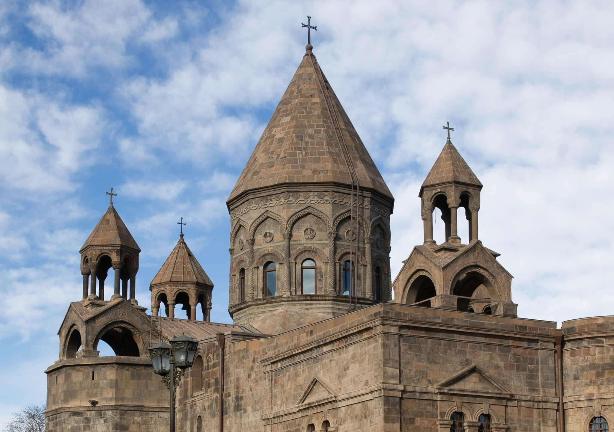 Էջմիածնի Մայր տաճարի խաչը փոխվել է․ ճարտարապետը նշում է՝ 17-րդ դարում տեղադրված խաչը քայքայված էր, այժմ թանգարանում է