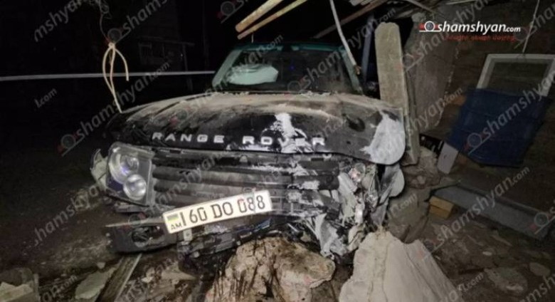 ԱԱԾ աշխատակիցը «Range Rover»-ով մխրճվել է բնակչի տան տարածք