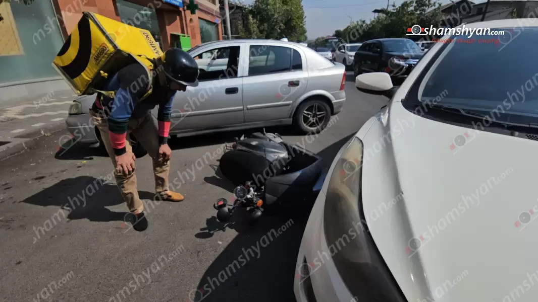 Երևանում բախվել են «Nissan»-ն ու մոպեդը. վերջինը կողաշրջվել է. երկուսն էլ «Yandex» ծառայությանն են