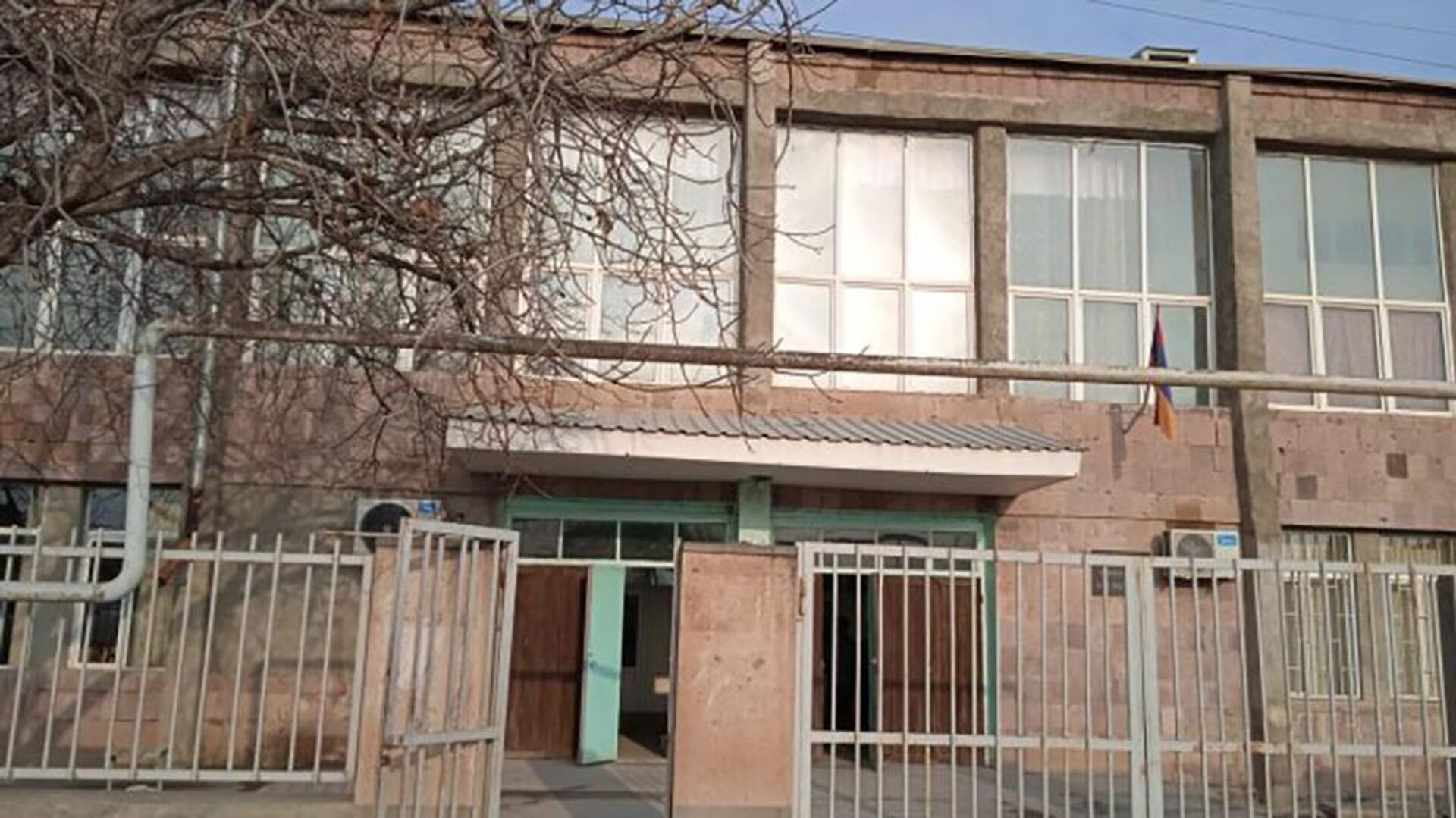 Կոմայի մեջ գտնվող 10-ամյա աղջիկը հավանաբար ընկել է աստիճանահարթակից. դպրոցի տնօրեն