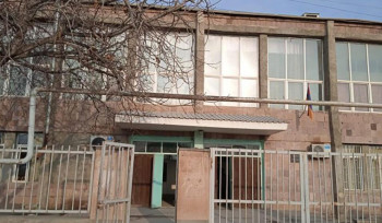 Կոմայի մեջ գտնվող 10-ամյա աղջիկը հավանաբար ընկել է աստիճանահարթակից. դպրոցի տնօրեն