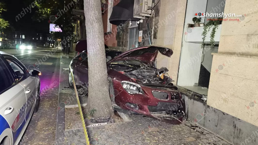 «BMW»-ն Նալբանդյան փողոցում բախվել է շենքի պատին. կան վիարվորներ