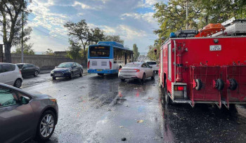 Երևանում մեքենան բախվել է թիվ 51 ավտոբուսին. կա տուժած (լուսանկարներ)