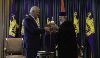 Նորին Սրբությունը տիար Սամվել Կարապետյանին ընծայեց 2024թ. Մյուռոնօրհնության սափորի նմուշը