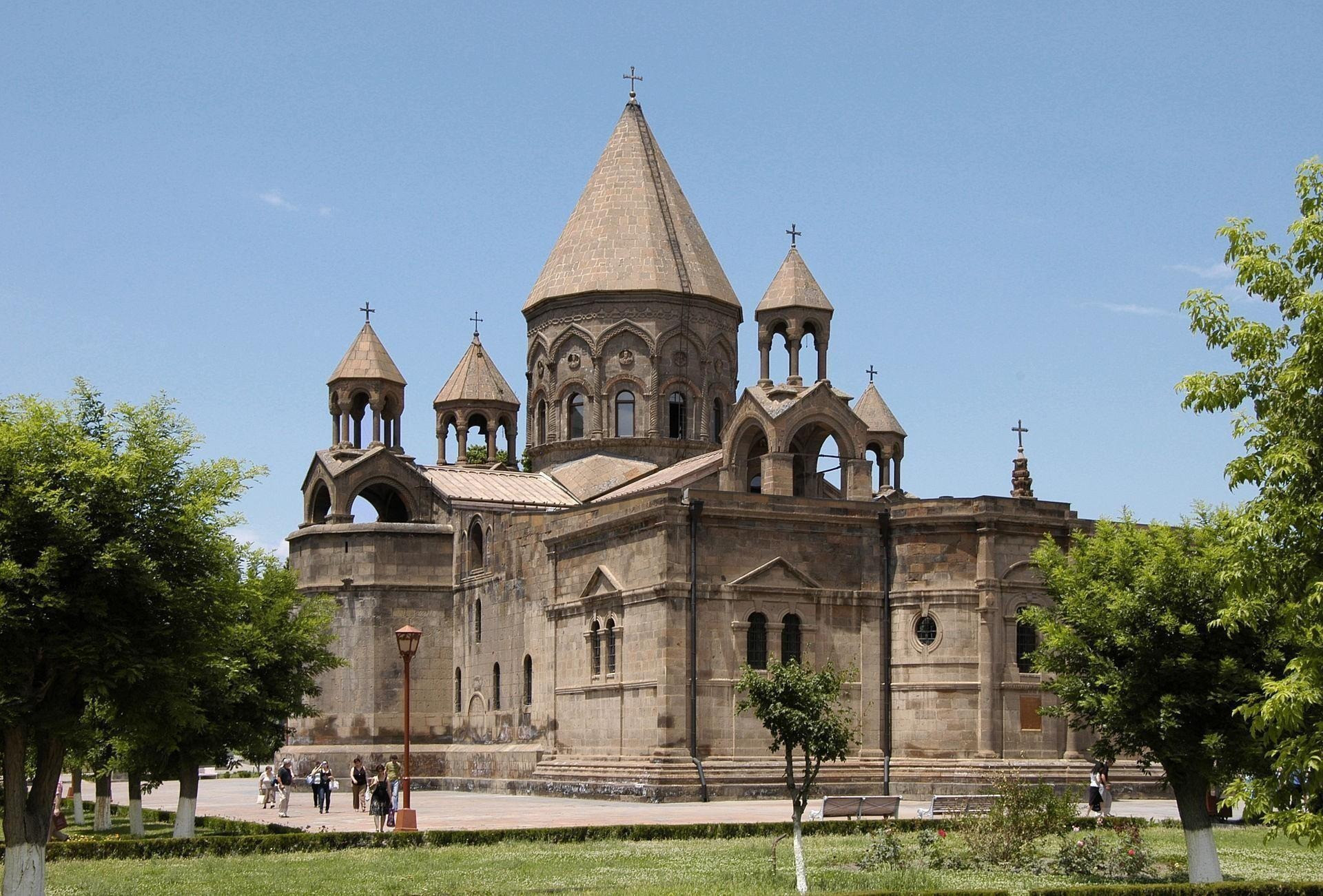 Հետայսու կիրակնօրյա Սուրբ Պատարագները Մայր Տաճարում կսկսվեն ժամը 11:00-ին. Մայր Աթոռ