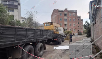Շինհրապարակում ամբարձիչը  ընկել է քաղաքացու վրա