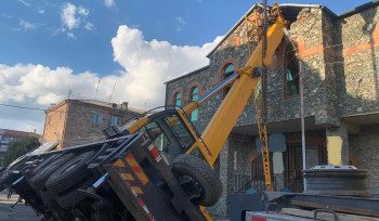 Ավտոկռունկը կողաշրջվել է շինության վրա (լուսանկարներ)