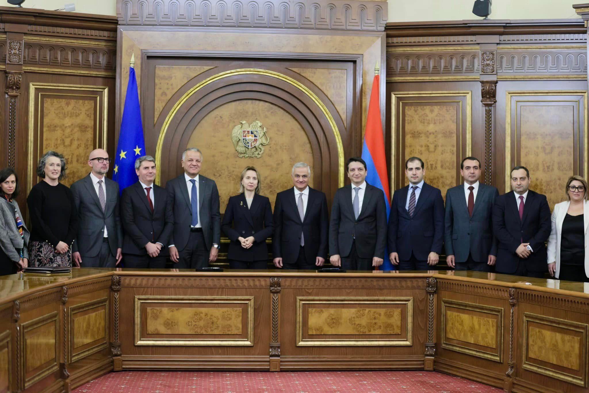 ՀՀ ֆինանսների նախարարը և ԵՆԲ փոխնախագահ Թերեզա Չերվինսկան ստորագրել են ՀՀ և ԵՆԲ միջև ֆինանսական պայմանագրի և ներդրումային դրամաշնորհային համաձայնագրի հաստատման նամակները