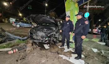 Բախվել են «Toyota»-ն ու «Mercedes GLE»-ն, վերջինն էլ կոտրել  է լուսակիրը ու հայտնվել հետիոտնի անցման վայրում. կան վիրավորներ