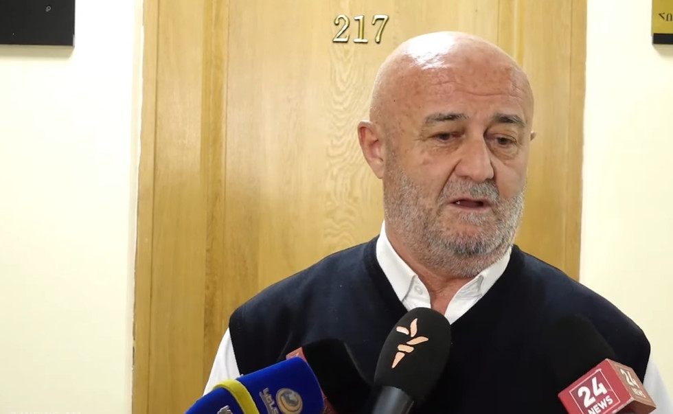 Մոսկվայից զանգ եմ ստացել, չեմ կարող առանց խորհրդակցելու որոշում կայացնել․ Հովիկ Աղազարյանը՝ մանդատը վայր դնել-չդնելու մասին
