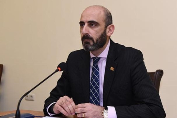 Ուր էր, թե իշխանական պատգամավորը նույն վճռականությամբ իր իրավունքները պաշտպաներ. նս երեկ վերջին կռիվն է տվել ընդդիմադրի դեմ. «Հրապարակ»