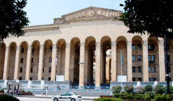 Վրաստանի խորհրդարանի 3 ընդդիմադիր ուժերը վայր են դրել մանդատները