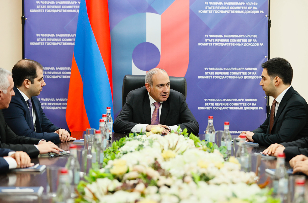 Փաշինյանը Պետական եկամուտների կոմիտեի աշխատակազմին է ներկայացրել ՊԵԿ նորանշանակ նախագահին