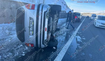 «Չայնիի» ոլորաններում «Opel Zafira»-ն բախվել է երկաթե արգելապատնեշներին և կողաշրջվել