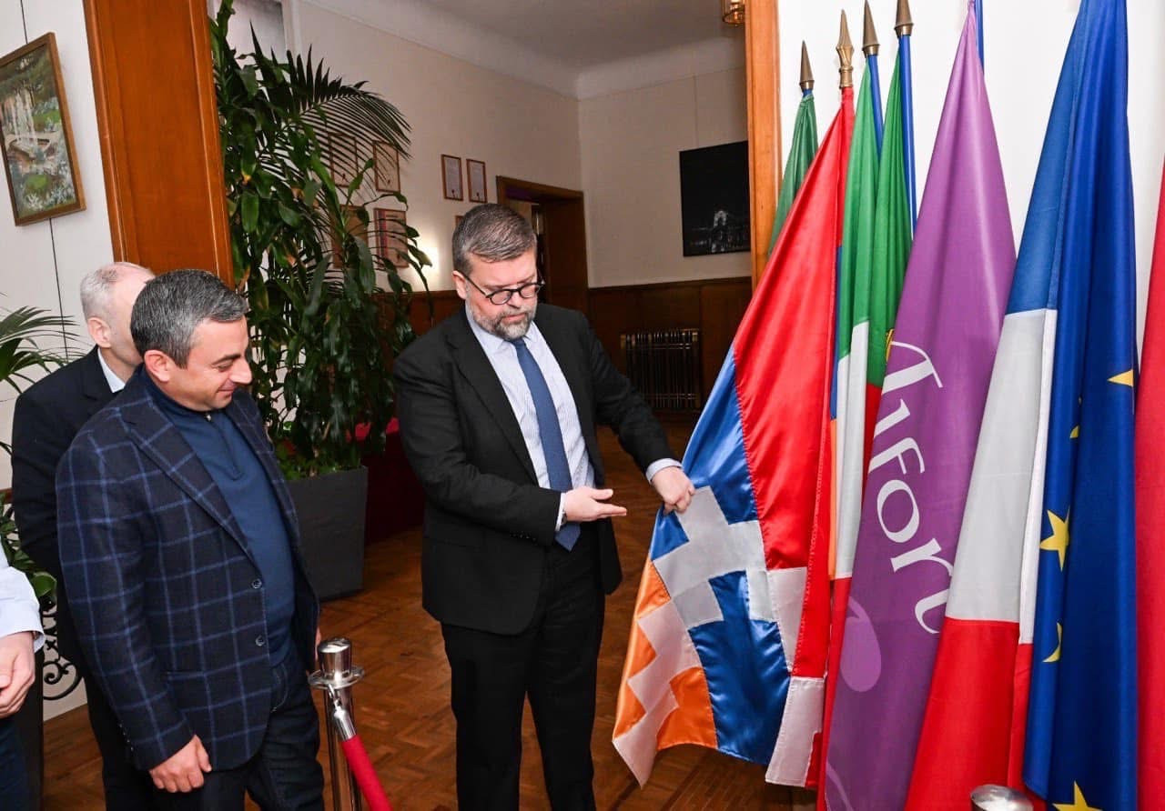 Աշխատանքային այցով Ֆրանսիայում եմ, ֆրանսիացի քաղաքապետն ակնածանքով էր վերաբերում Արցախի դրոշին. Իշխան Սաղաթելյան (լուսանկարներ )
