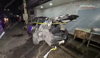 «Nissan X-Trail»-ը բախվել է կայանված մեքենային, ինչից հետո մեքենաներից մեկը հայտնվել է տան բակում, մյուսը բախվել է մսի վաճառակետի կոճղին (լուսանկարներ)