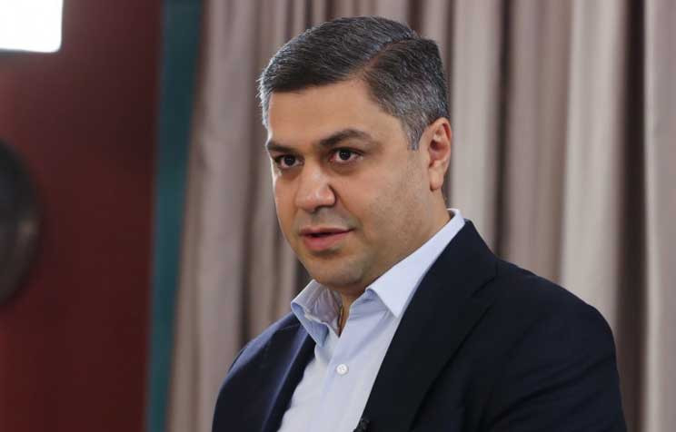 Կանգնեցրել են Արթուր Վանեցյանի ավտոշարասյունը, պառկեցրել նրան ուղեկցողներին և ձերբակալել․ «Հրապարակ»