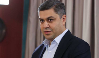 Կանգնեցրել են Արթուր Վանեցյանի ավտոշարասյունը, պառկեցրել նրան ուղեկցողներին և ձերբակալել․ «Հրապարակ»