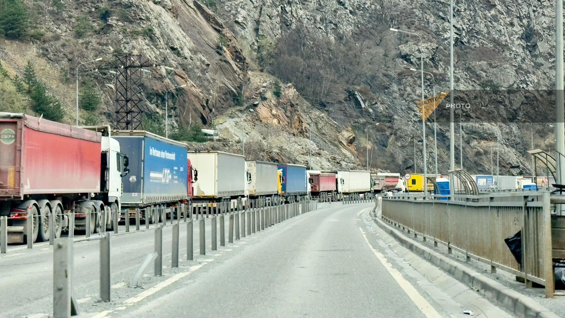 Գրեթե 1 200 հայկական բեռնատար սպասում են «Վերին Լարսում»
