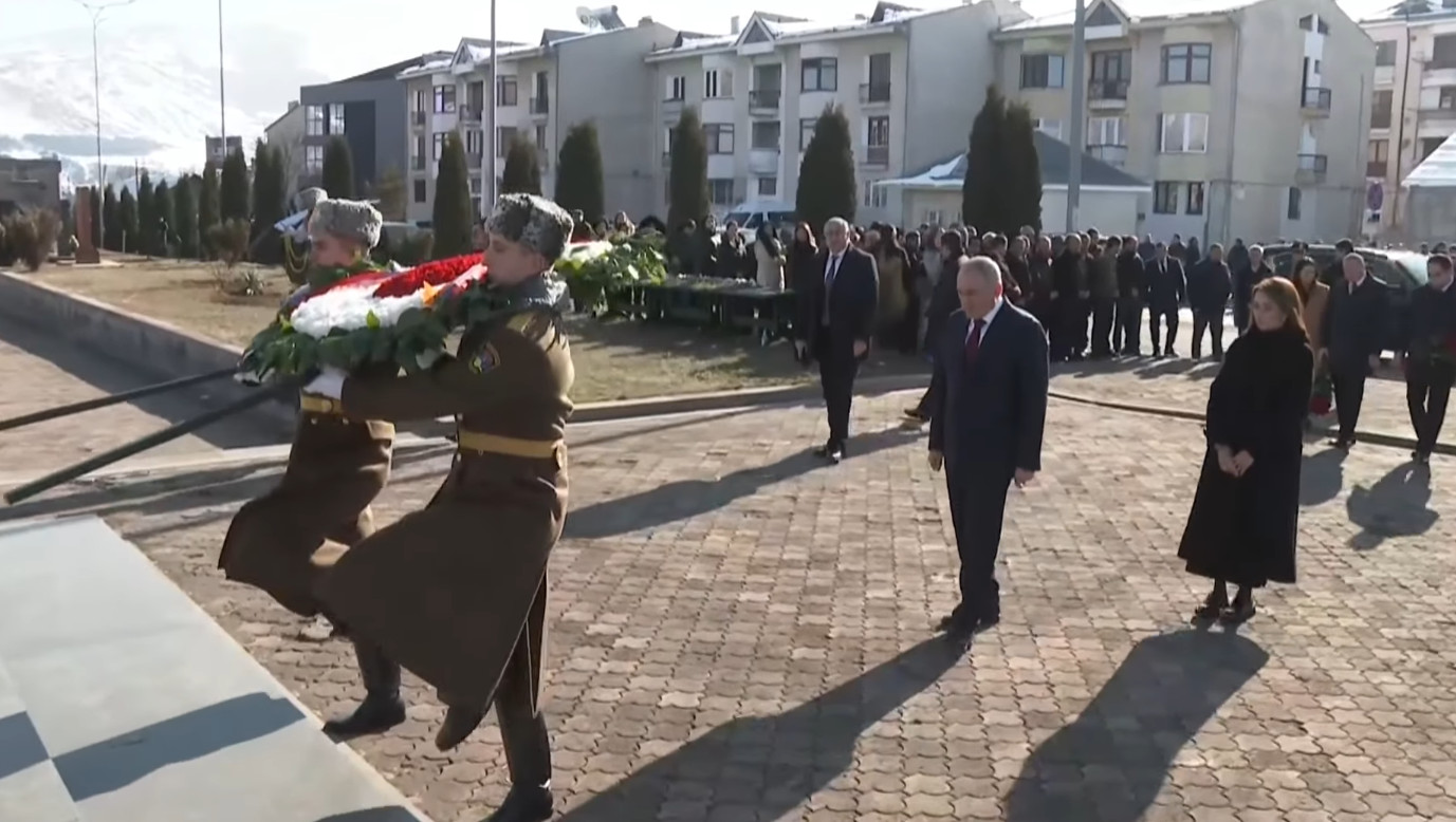 Փաշինյանը Վանաձորում հարգանքի տուրք է մատուցել 1988 թ. դեկտեմբերի 7-ի երկրաշարժի զոհերի հիշատակին