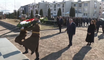 Փաշինյանը Վանաձորում հարգանքի տուրք է մատուցել 1988 թ. դեկտեմբերի 7-ի երկրաշարժի զոհերի հիշատակին
