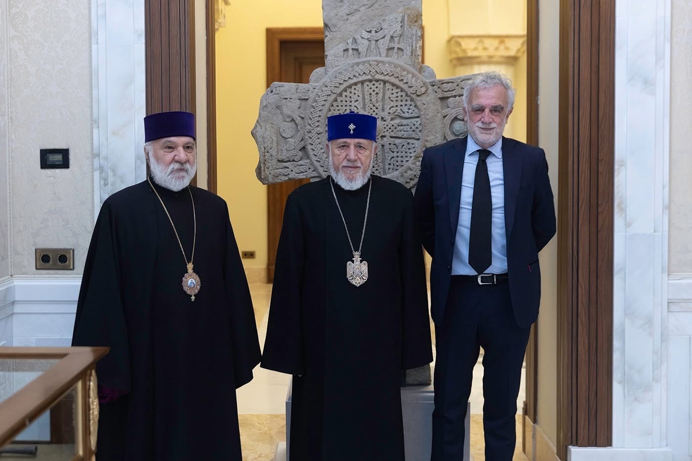 Կաթողիկոսն ընդունել է Միջազգային քրեական դատարանի նախկին դատախազ Օկամպոյին