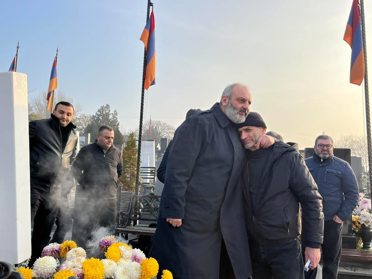 Բագրատ արքեպիսկոպոս Գալստանյանն այցելել է Եռաբլուր (լուսանկարներ)