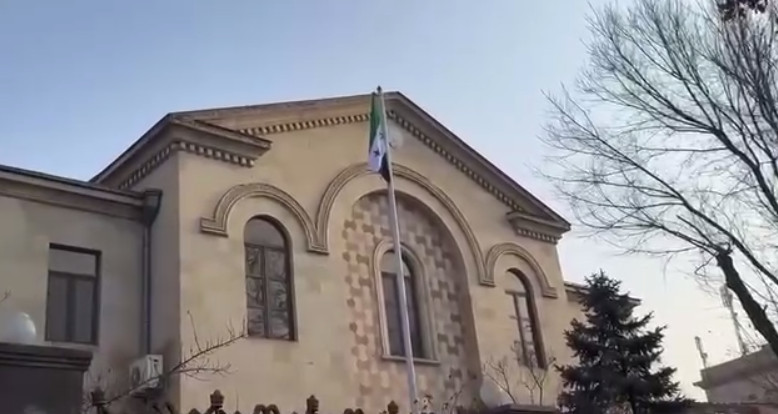ՀՀ-ում Սիրիայի դեսպանատան շենքին բարձրացվել է Սիրիայում իշխանությունը վերցրածների դրոշը