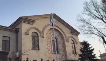 ՀՀ-ում Սիրիայի դեսպանատան շենքին բարձրացվել է Սիրիայում իշխանությունը վերցրածների դրոշը
