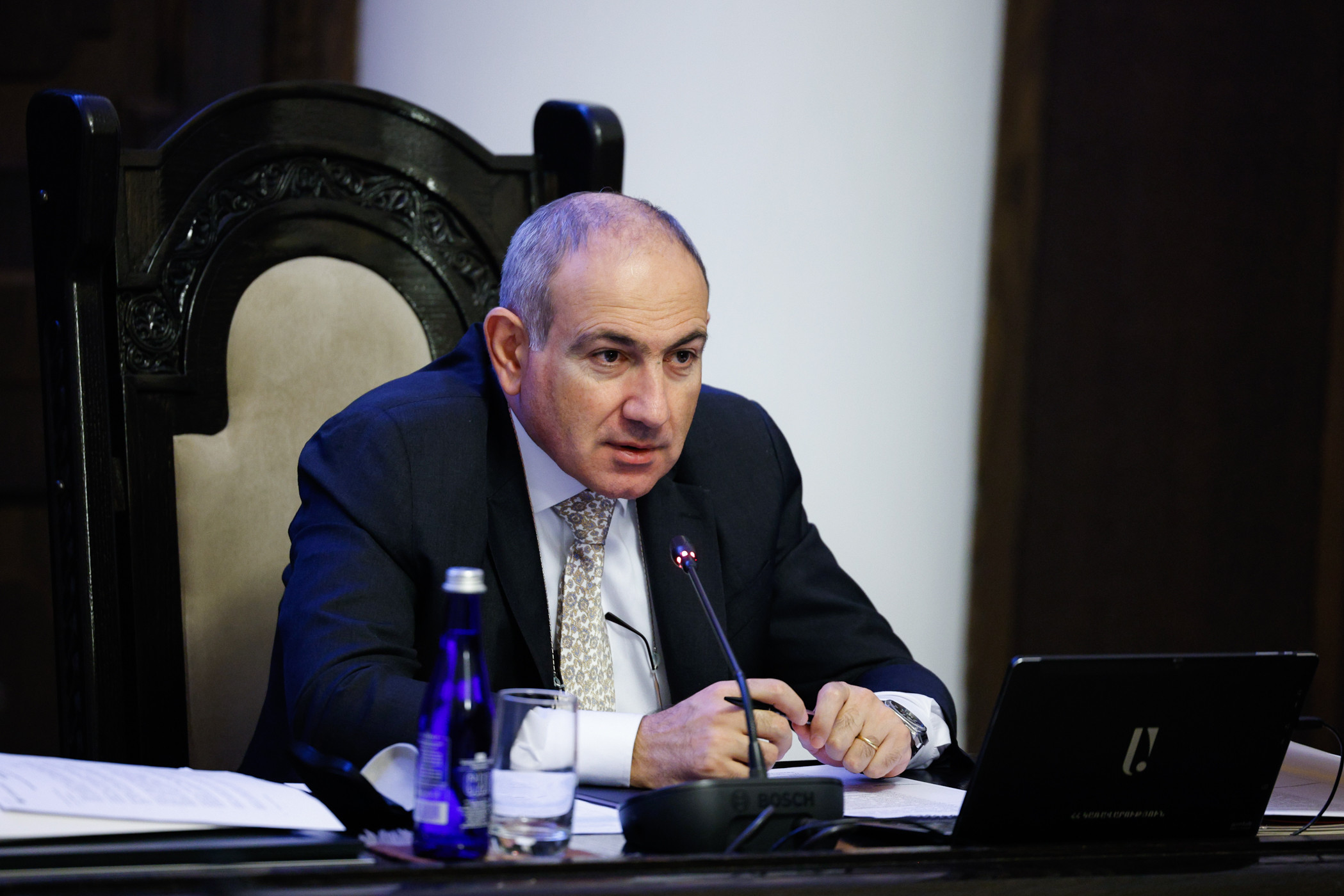 Կառավարական շենքերում, որտեղ օրերով մարդ չի մտնում, ջահերը լրիվ միացրած են, ասացի՝ էդ լույսերն ինչի՞ եք վառած պահում, սկսեցինք այդ պահից անջատել. Փաշինյան
