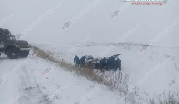 Երևան-Վանաձոր ավտոճանապարհին մերկասառույցի պատճառով «Opel»-ը հայտնվել է դաշտում․ չմշակված ճանապարհը հասնում է մի քանի կմ-ի (լուսանկարներ)