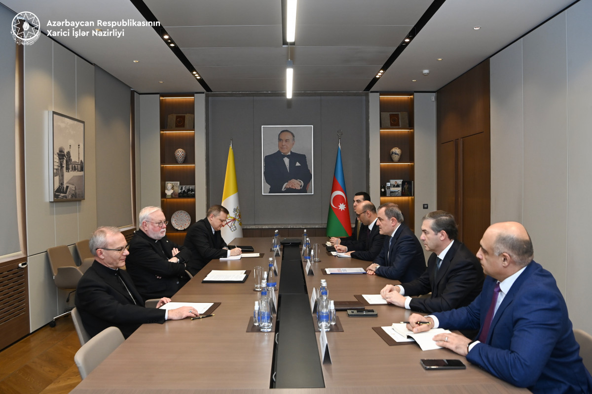 Ջեյհուն Բայրամովը Սուրբ Աթոռի պետությունների հետ հարաբերությունների քարտուղարի հետ քննարկել է խաղաղության օրակարգը