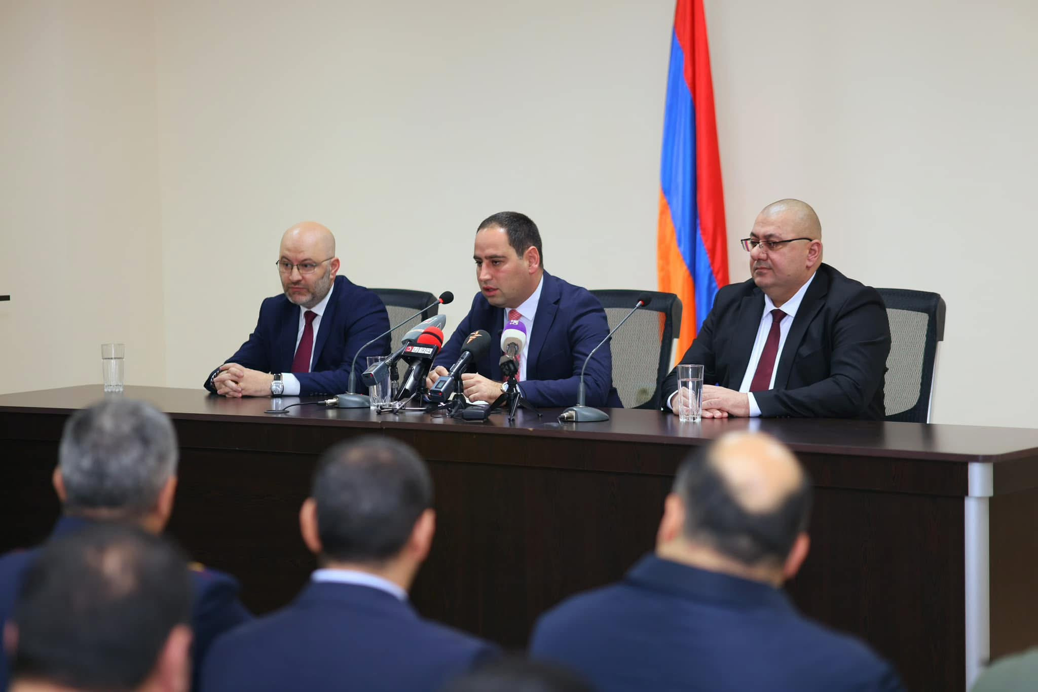 Մեծ ծավալի աշխատանք կա անելու. Խուդաթյանը աշխատակազմին է ներկայացրել Շիրակի նորանշանակ մարզպետին