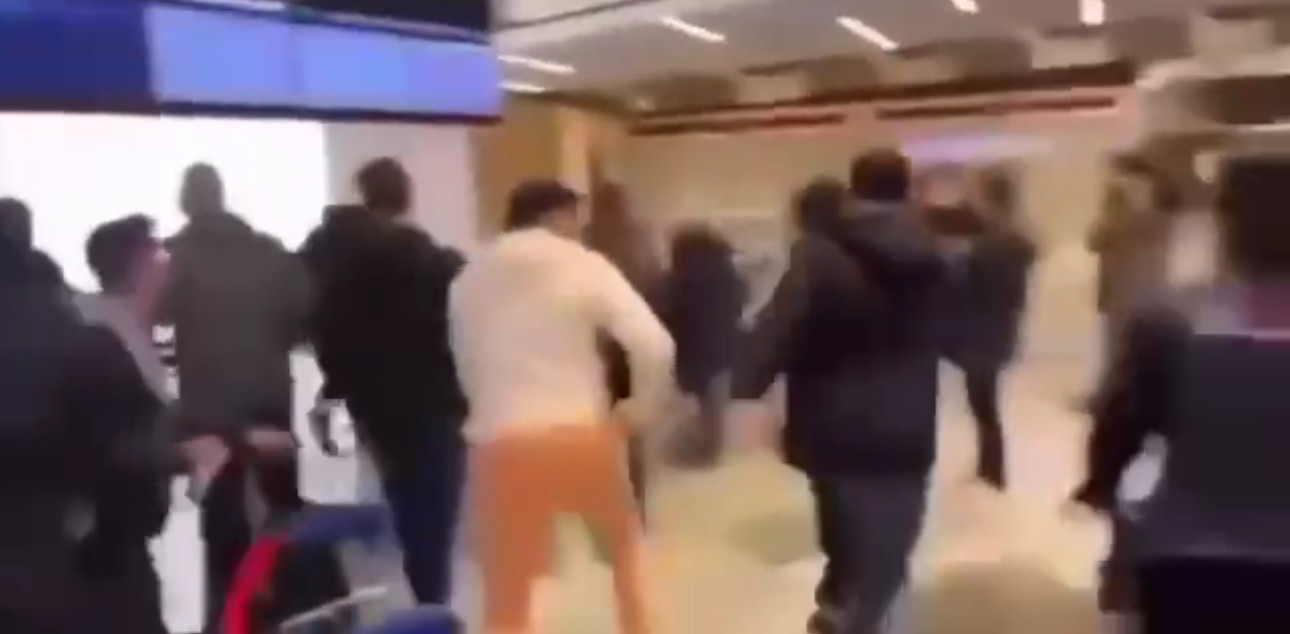 Փարիզի Շառլ դը Գոլ օդանավակայանում երիտասարդ քրդերը Թուրքիայի դեմ ակցիա են անցկացրել (տեսանյութ)