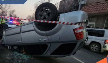Ֆուչիկի փողոցում մեքենան գլխիվայր շրջվել է