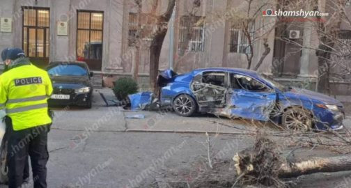 Խոշոր վթար՝ Երևանում․ 22-ամյա վարորդը ոչ սթափ վիճակում բախվել է Tesla-ին, այնուհետև ծառին