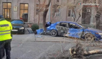 Խոշոր վթար՝ Երևանում․ 22-ամյա վարորդը ոչ սթափ վիճակում բախվել է Tesla-ին, այնուհետև ծառին