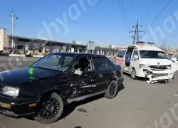 Բախվել են շտապօգնության ավտոմեքենան և «Volkswagen » մակնիշի ավտոմեքենան. շտապօգնության մեքենայի վարորդը վիրավոր է