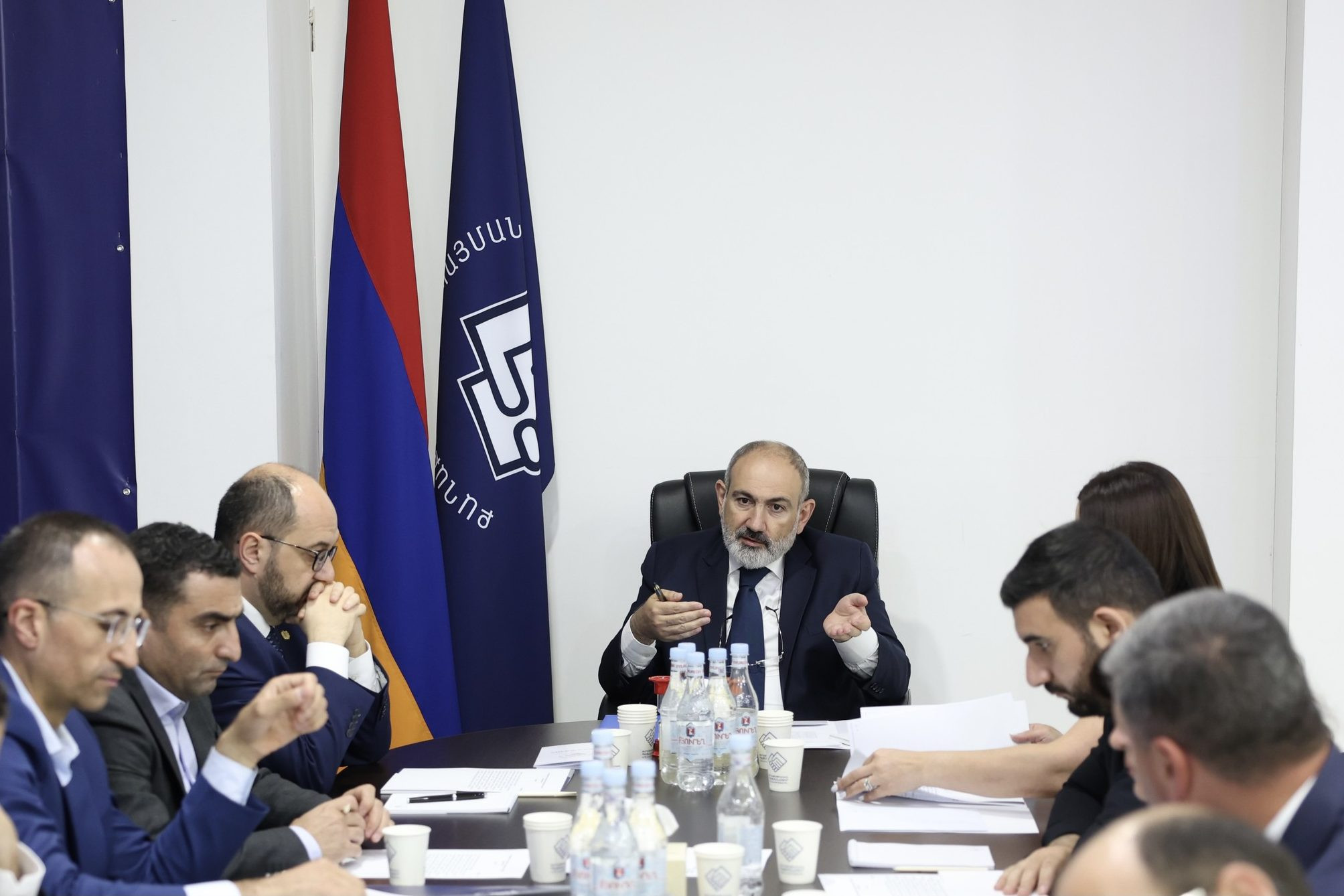 ՔՊ նիստը ավարտվել է քաշքշուկով. ովքե՞ր են իրար հարվածել Փաշինյանի ներկայությամբ և որ կինն է միջամտել. Armlur.am