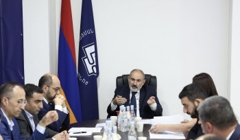 ՔՊ նիստը ավարտվել է քաշքշուկով. ովքե՞ր են իրար հարվածել Փաշինյանի ներկայությամբ և որ կինն է միջամտել. Armlur.am