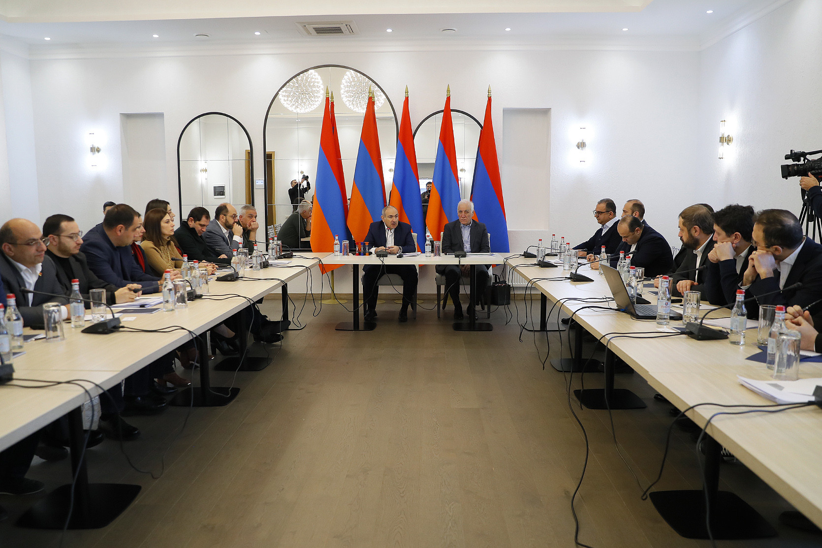 Պետությունները կայանում են իրենց քաղաքացիների բարեկեցությունով. Նիկոլ Փաշինյանի և Վահագն Խաչատուրյանի գլխավորությամբ քննարկվել են տնտեսության զարգացման հեռանկարները