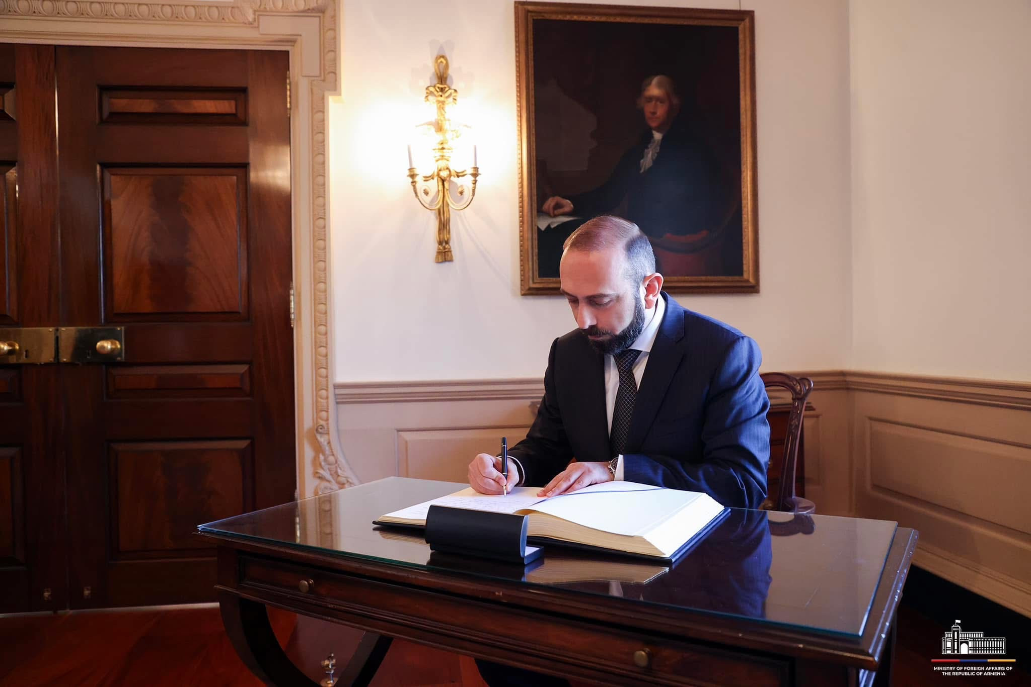 Միրզոյանը գրառում է կատարել ԱՄՆ պետքարտուղարության հյուրերի մատյանում