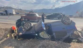 Վայոց ձորում բախվել են «Hyundai Elantra»-ն ու «Opel Astra»-ն. վերջինը գլխիվայր շրջվել է, իսկ «Hyundai»-ն էլ հայտնվել է ջրահեռացման առվակում․ shamshyan.com