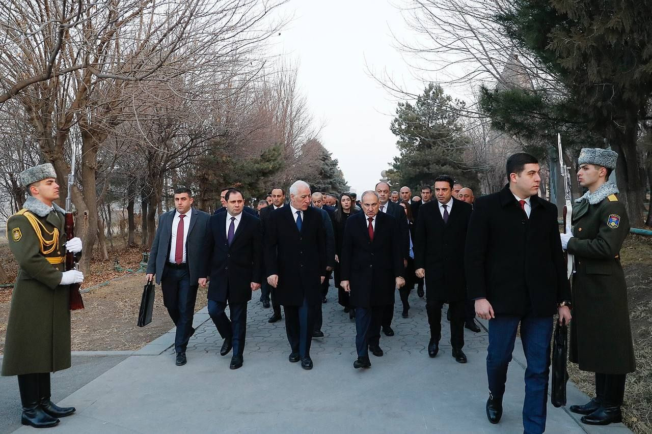 ՀՀ ռազմաքաղաքական ղեկավարությունն այցելել է «Եռաբլուր» զինվորական պանթեոն (լուսանկարներ)