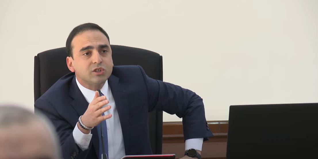 Մի ոգևորվեք, հանգստացաք մի հատ, ձեր քուչի մակարդակի բազառները էս դահլիճից դուրս կտանեք, ով սառույցի կարիք ունի, դուրս եկեք․ Տիգրան Ավինյան