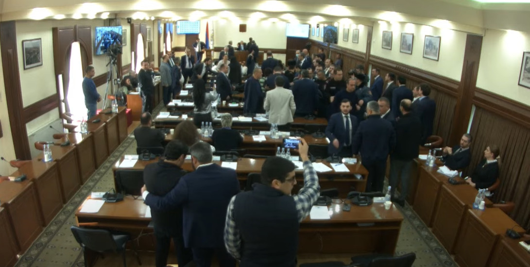Տրանսպորտի սակագների վերաբերյալ Երևանի ավագանու նիստն ընդմիջվեց. վեճ և իրարանցում սկսվեց
