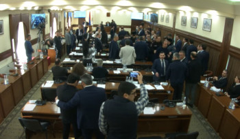 Տրանսպորտի սակագների վերաբերյալ Երևանի ավագանու նիստն ընդմիջվեց. վեճ և իրարանցում սկսվեց