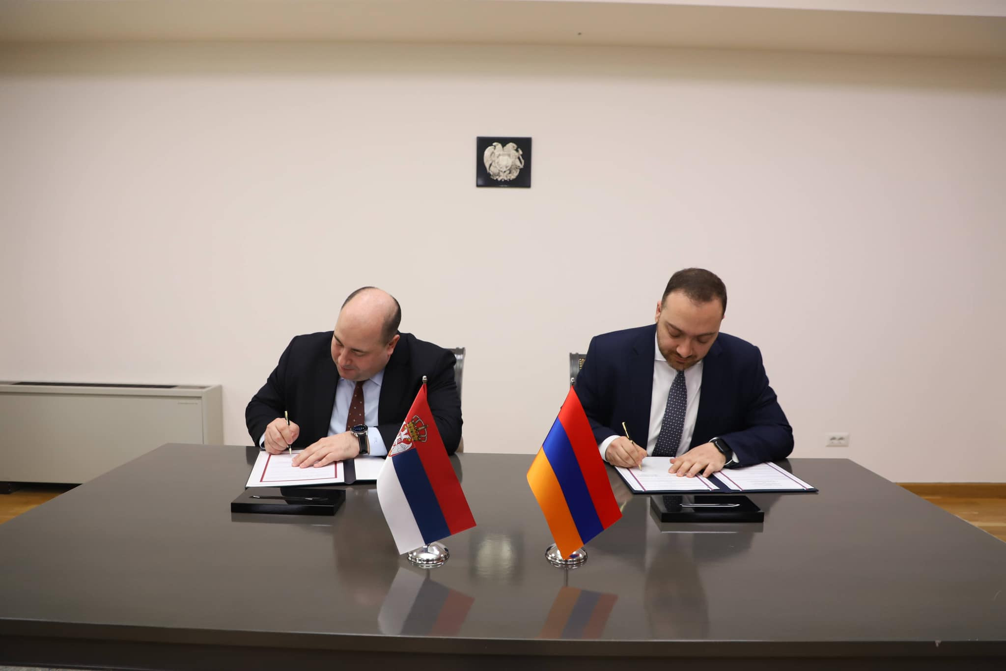 Երևանում տեղի է ունեցել Հայաստանի և Սերբիայի ԱԳՆ գլխավոր քարտուղարների գլխավորած  պատվիրակությունների հանդիպումը: