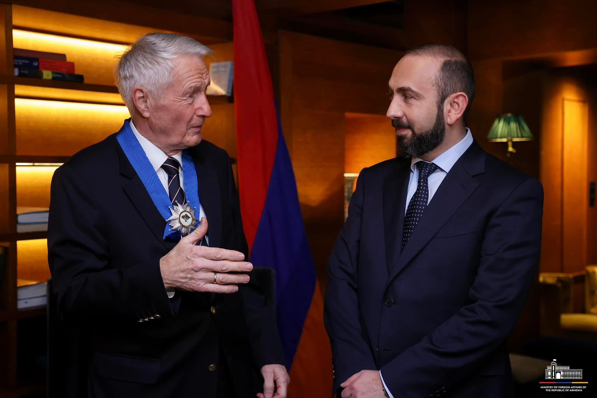 Նորվեգիայի նախկին վարչապետն ընդունել է ՀՀ Պատվո շքանշանը և պատմություն պատմել մի  հայ հոգևորականի մասին